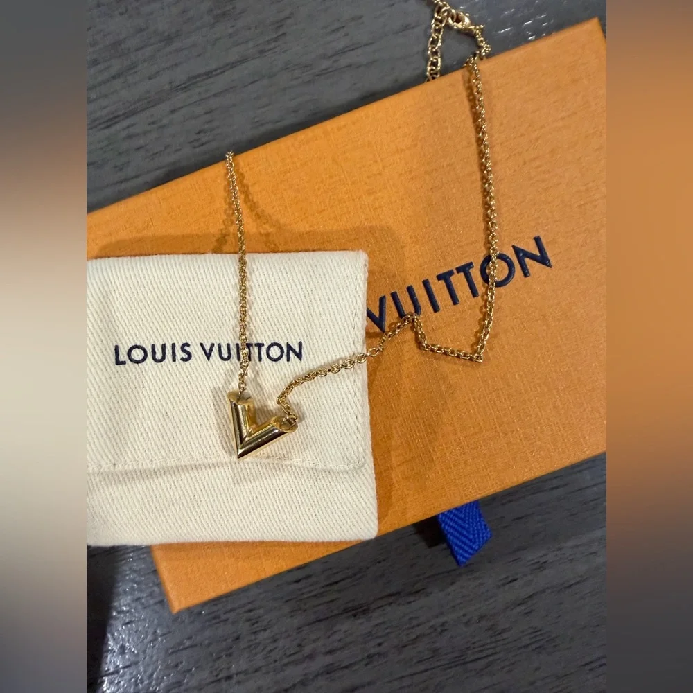 Louis Vuitton V silver & Gold necklace - Picture 5 of 6